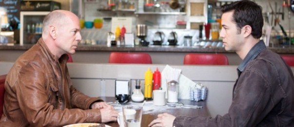 La confrontation entre deux êtres identiques, pris à des moments différents de leur vie