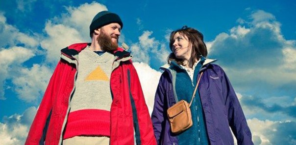 Dans Touristes, Tina et Chris essaient d'être ensemble pour ne pas être seuls. Mais quand le chacun pour soi est devenu une règle de vie, il est bien difficile d'accepter l'autre.