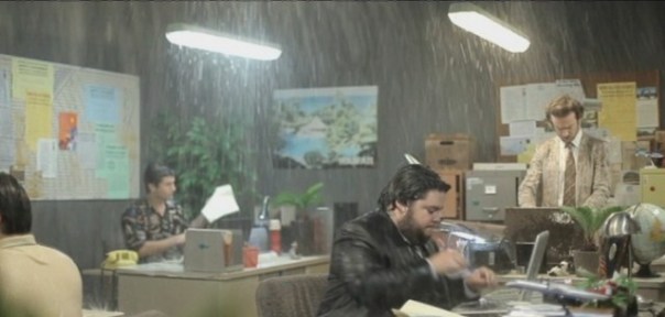 Dans Wrong, rien ne tourne rond. Et la précarité du travail prend un aspect... climatique.