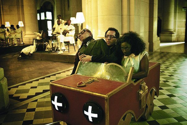 L’amitié est pervertie par le réalisateur : dans l’église, Alise veut coiffer Chloé sur le poteau et se marier à sa place.