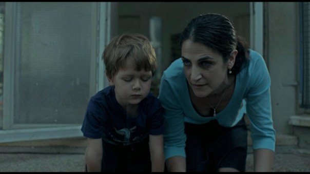 Elle essaie de lui expliquer le particularité du regard d’un enfant, d’un adulte, d’un chien