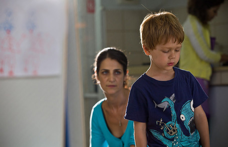 La caméra regarde Nira qui regarde Yoav