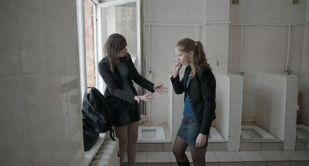 des plans longs et souvent fixes qui mettent le spectateur en position de témoin passif